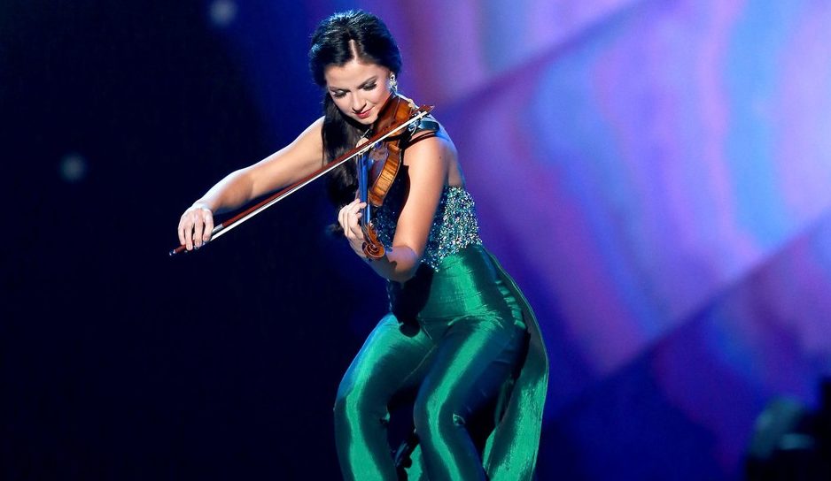 JessiKate Riley playing violin at Miss America
